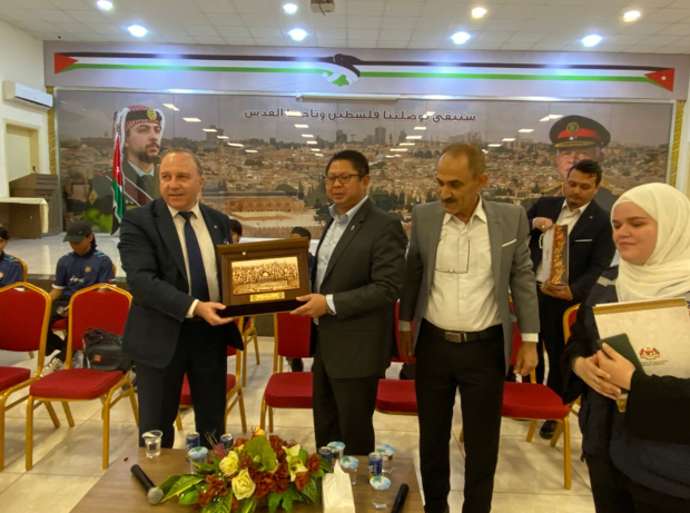 السفير الماليزي يزور مخيم حطين لتوزيع مساعدات ل1400 أسرة معوزة لمخيمات محافظة الزرقاء