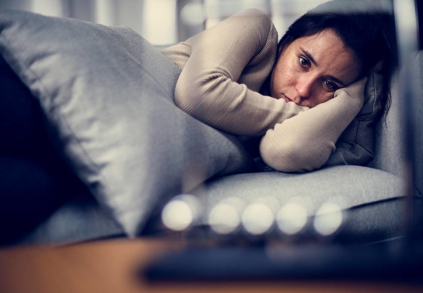 أعراض نقص فيتامين د D والأسباب