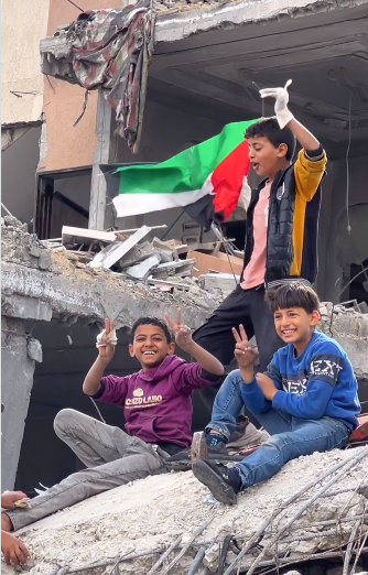 أطفال غزة من فوق الركام "انا راجع يا بلادي راجع"