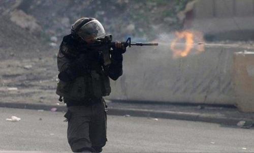الاحتلال يطلق النار على شاب فلسطيني