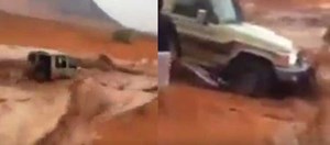 بالفيديو  ..  شاهد ماذا حدث لمواطن حاول عبور سيل جارف 
