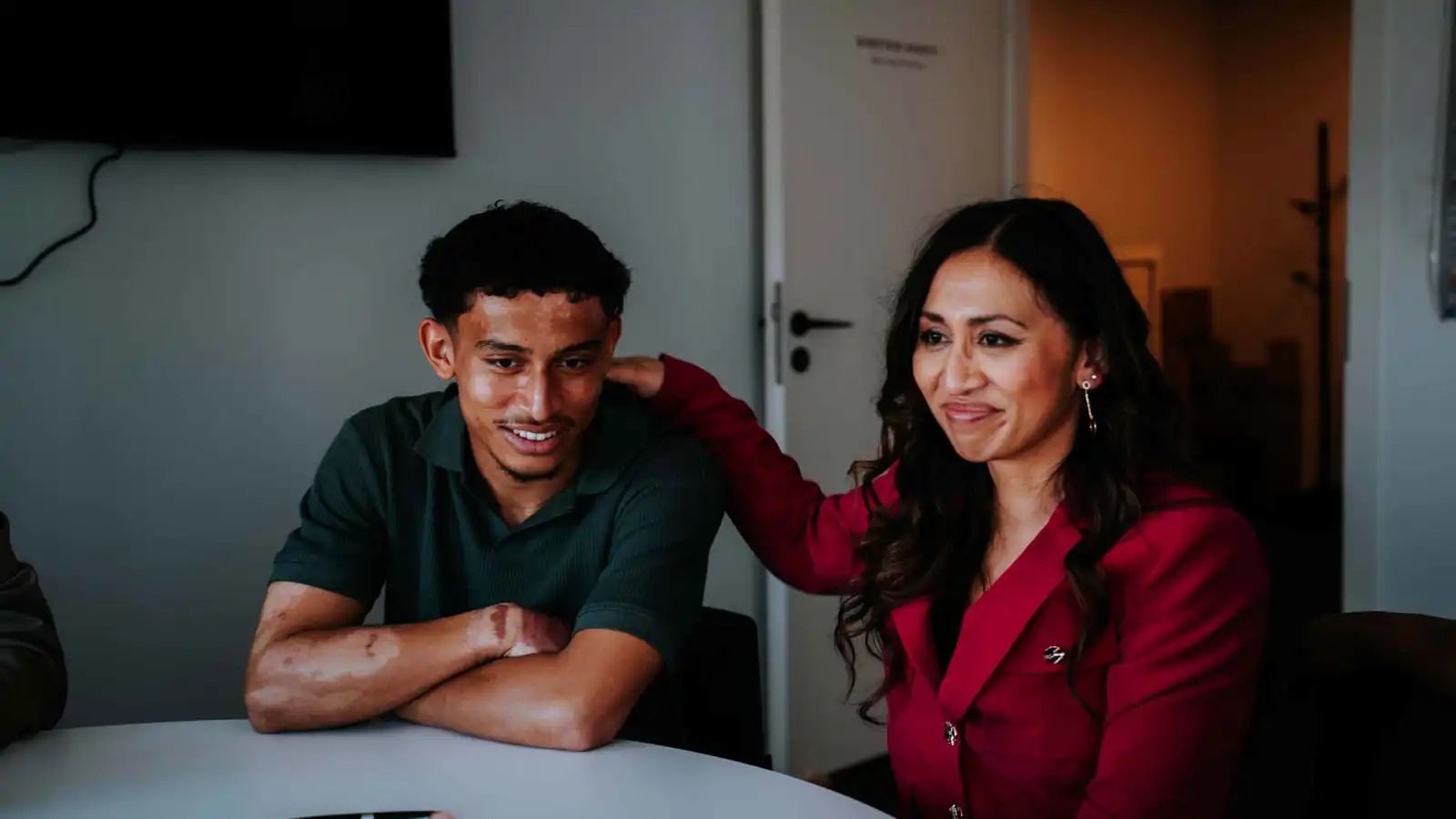 نجا من الموت في حريق هائل ..  نجم ميتز الفرنسي يوقّع عقد احتراف تاريخيا- (صور) 