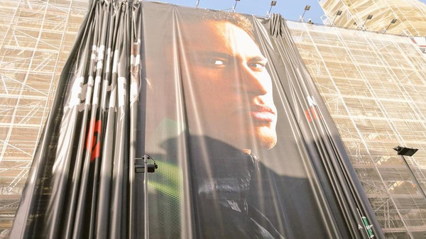 بالصور  ..  لماذا غضب البرشلونيون على نيمار و مزقوا صوره في الشوارع 