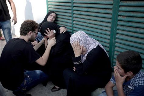أمهات غزة ..  يقفزنّ بصغارهنّ سبعة حوائط