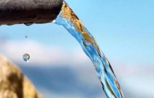يناشد لاستبدال خط مياه متهالك مضى عليه أكثر من 40 عام