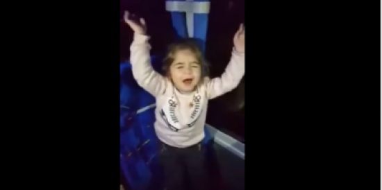 بالفيديو  .. طفلة تقلد أم كلثوم بإنفعال!!