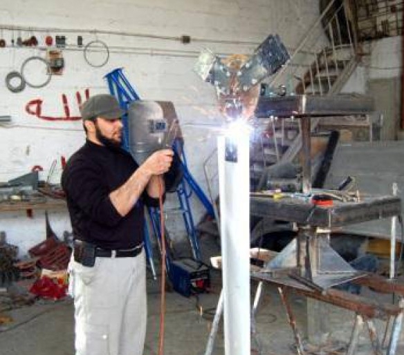 بالصور  ..  شاب غزى يخترع جهاز يولد الكهرباء عن طريق الرياح