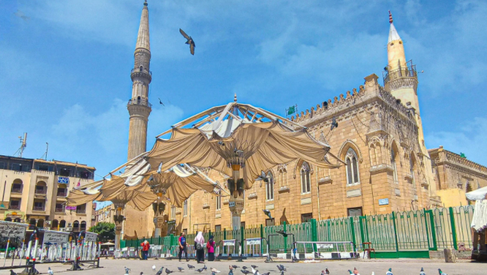 بالصور ..  يضم مقتنيات نبوية نادرة .. مسجد الحسين قبلة السياحة الرمضانية في مصر