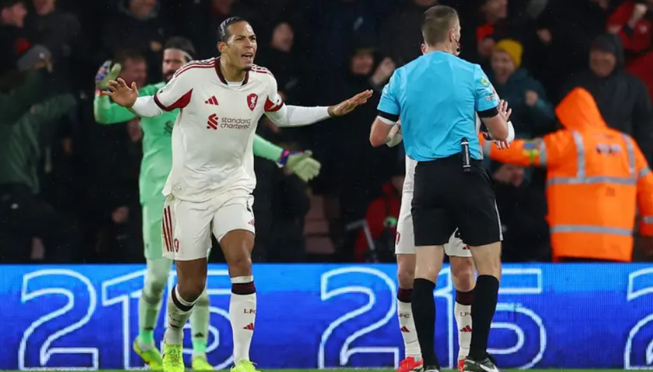 فان دايك يهاجم حكم مباراة بورنموث وليفربول