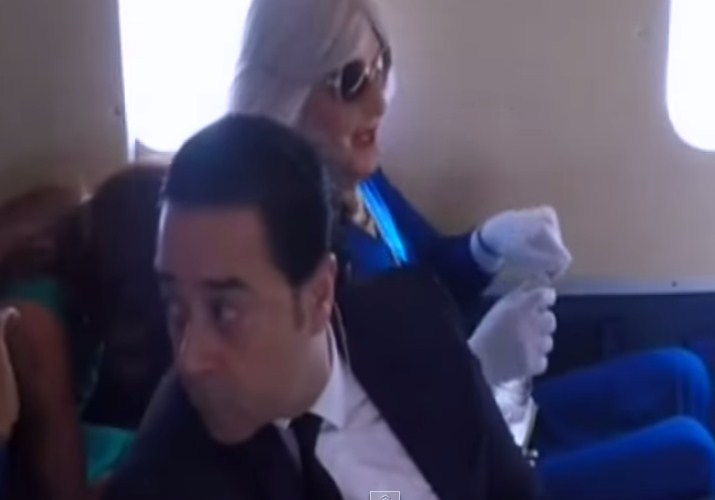 بالفيديو ..  مدحت صالح يكشف مقلب رامز :"والله العظيم دي الكاميرا الخفية"