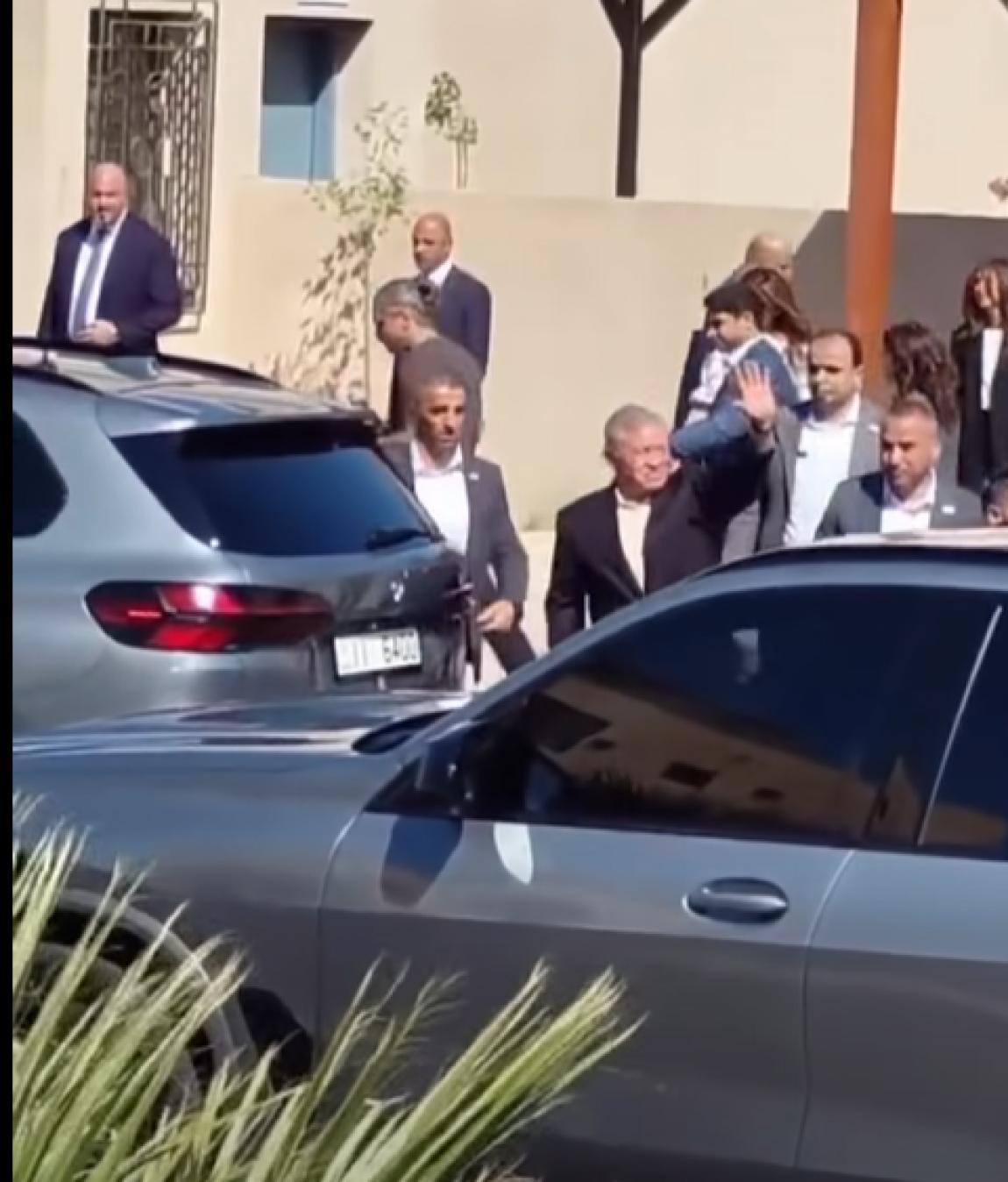 بالفيديو : الملك عبدالله الثاني والملكة رانيا يزوران مدرسة عائشة في العقبة