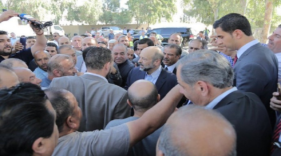 الرزاز في أمانة عمان بالتزامن مع اعتصام حاشد امام الامانة 