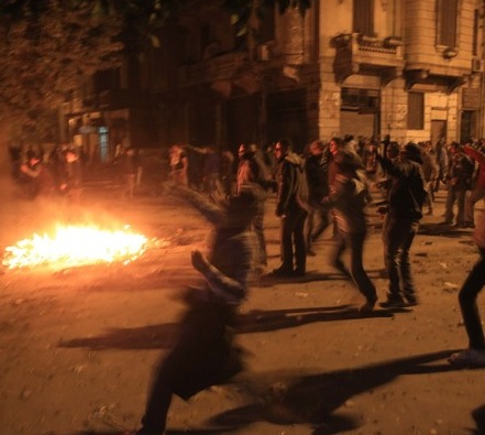 محتجون يرشقون مركبة النائب باسل ملكاوي بالحجارة 