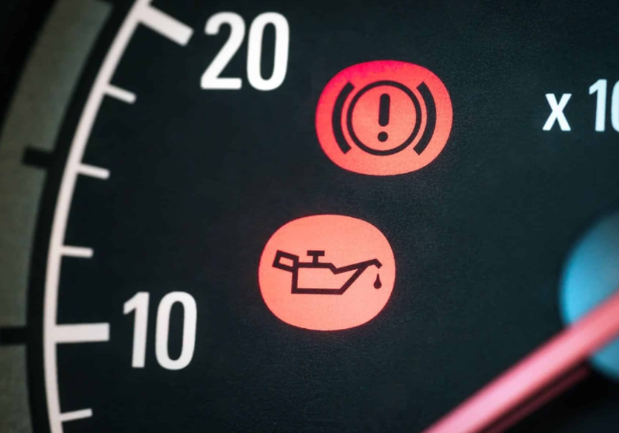 لماذا يضيء مصباح الزيت بعد تغيير الزيت؟ الأسباب والحلول