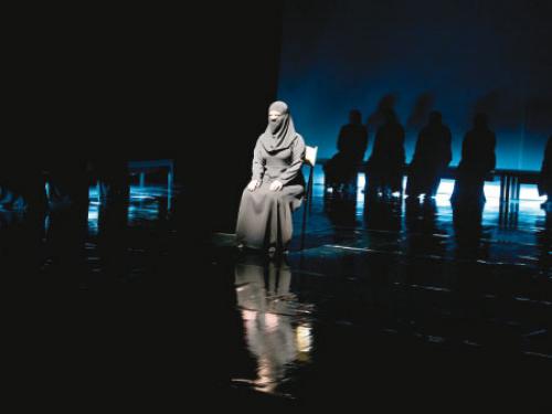 «نساء طروادة» ..  مسرحية تحاكي حياة اللاجئات السوريات