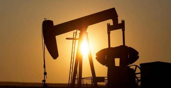 النفط يرتفع بفعل التوترات والإعصار باري