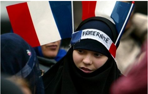 بالفيديو  .. باريس: مطعم يرفض خدمة مسلمتين ترتديان الحجاب 