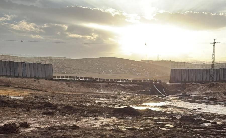 أمطار غزيرة تؤدي لانهيار جزئي بجدار الفصل العنصري في الخليل