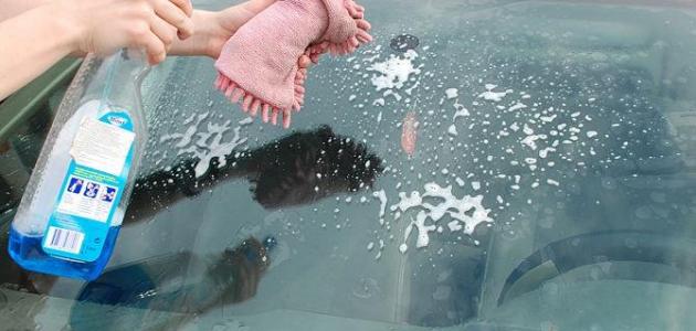 تعرف على كيفية تنظيف زجاج السيّارة من الخدوش 