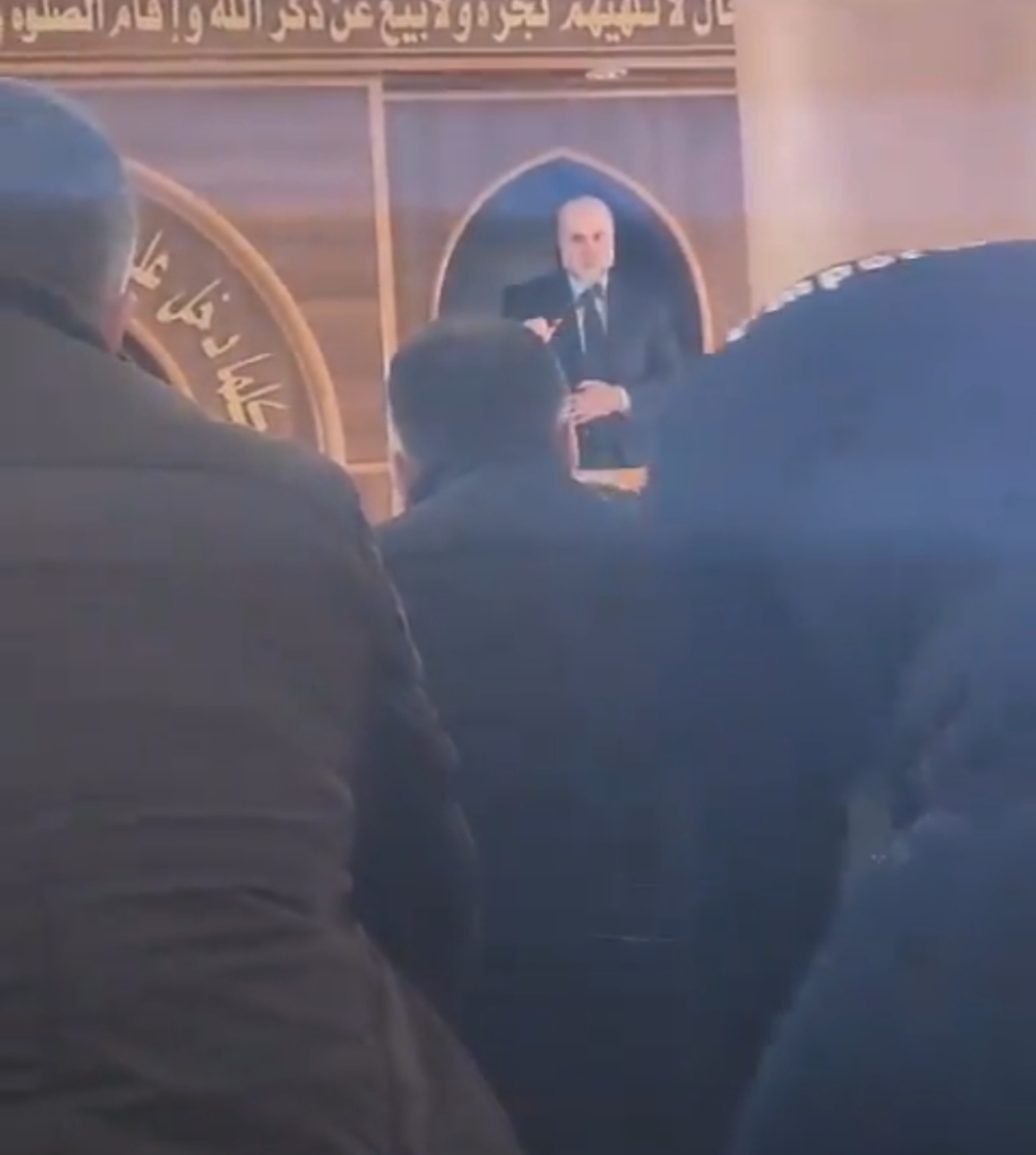 بالفيديو: "بسبب استيائهم من مواقف الهباش"  ..  المصلين يخروجون من مسجد في رام الله أثناء خطبة الجمعة