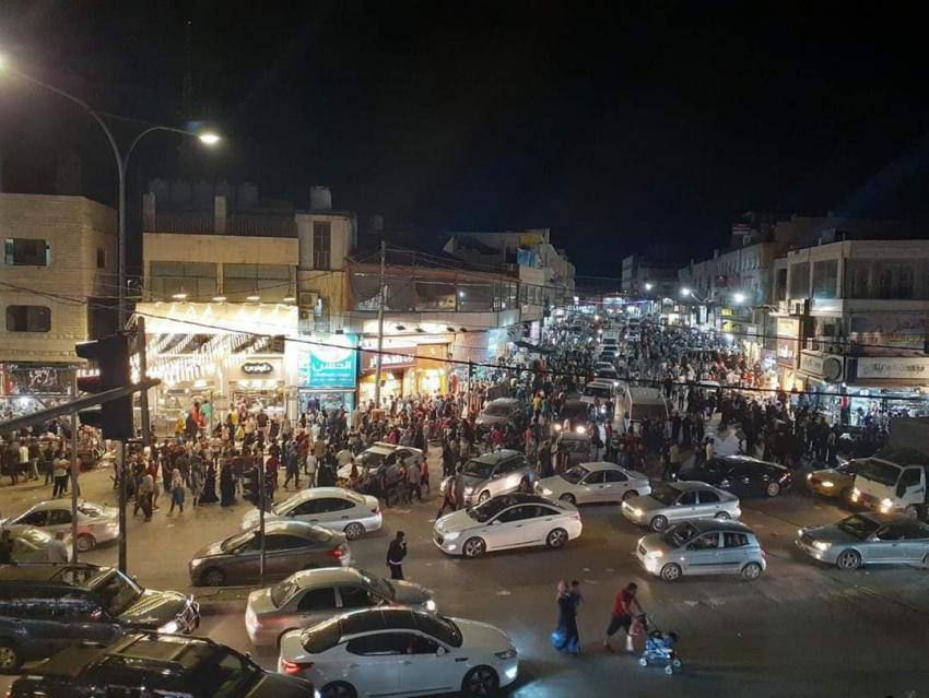 بالصور ..  اسواق المملكة تشهد اكتظاظاً بين المواطنين مع تمديد ساعات التجول