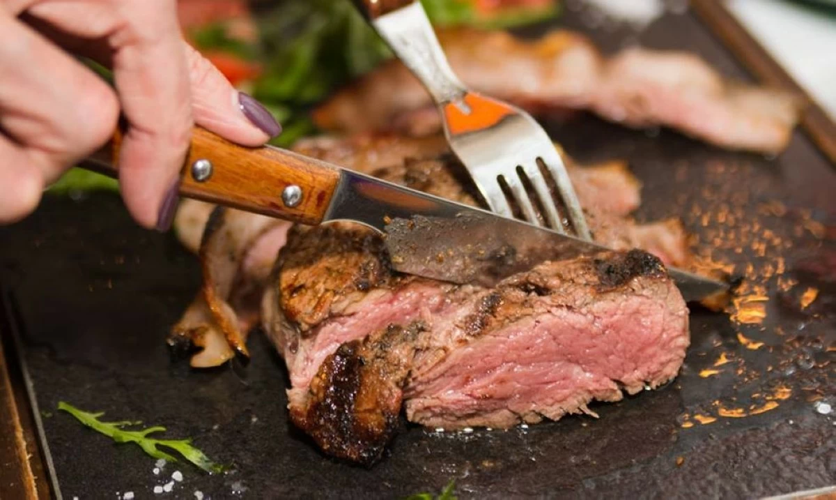تحذيرات طبية من الإفراط في تناول اللحوم والحلويات خلال العيد