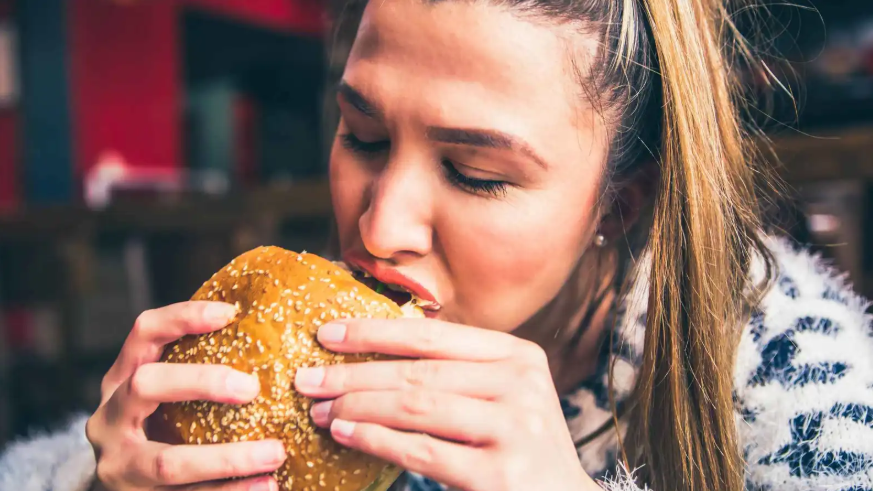 الجوع أم التوتر أم العادة ..  ما الذي يتحكم حقًا في شهيتك؟