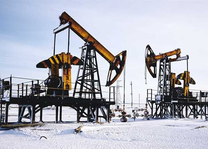 رويترز: الولايات المتحدة مستعدة لفرض حظر على واردات النفط الروسية