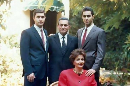 بالصورة  ..  شاهد حسني مبارك وعائلته قبل 35 سنة  ..  استعد للصدمة!