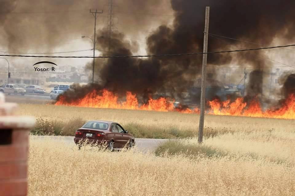 اربد: صورة ..  حريق يغلق الطريق المؤدي الى قرية ايدون