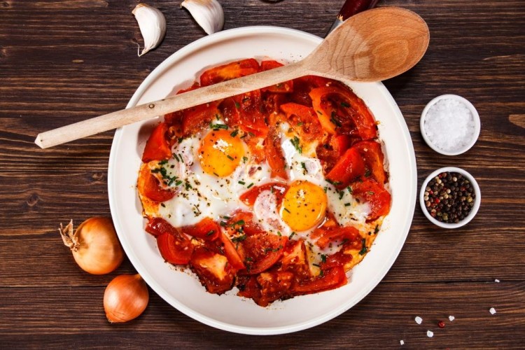 شكشوكة بالبصل والطماطم بالفرن