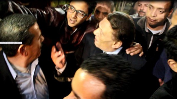 عادل إمام يعنف شاب حاول التقاط "سيلفي" معه (صورة)