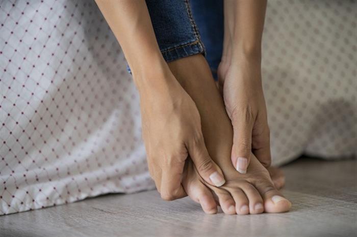 أعراض ارتفاع نسبة الكوليسترول فى الدم تظهر على قدميك ولسانك ليلا