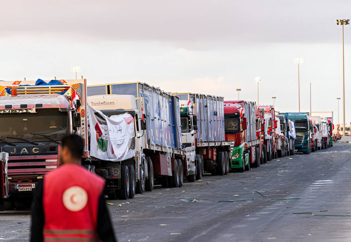 الهلال الأحمر المصري يطلق القافلة 185 لدعم غزة