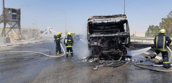 بالصور ..  الاحتلال يشارك في اخماد حريق بالأردن