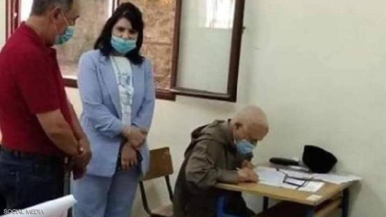 مسن مغربي يجتاز امتحان الثانوية رغم كورونا