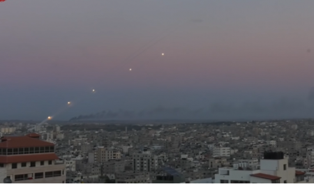 بالفيديو  ..  شاهد كيف ردت المقاومة برشقات من الصواريخ على العدوان الصهيوني على غزة