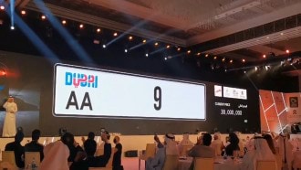 بالفيديو  ..  بيع لوحة سيارة في دبي بـ10 ملايين دولار‎  