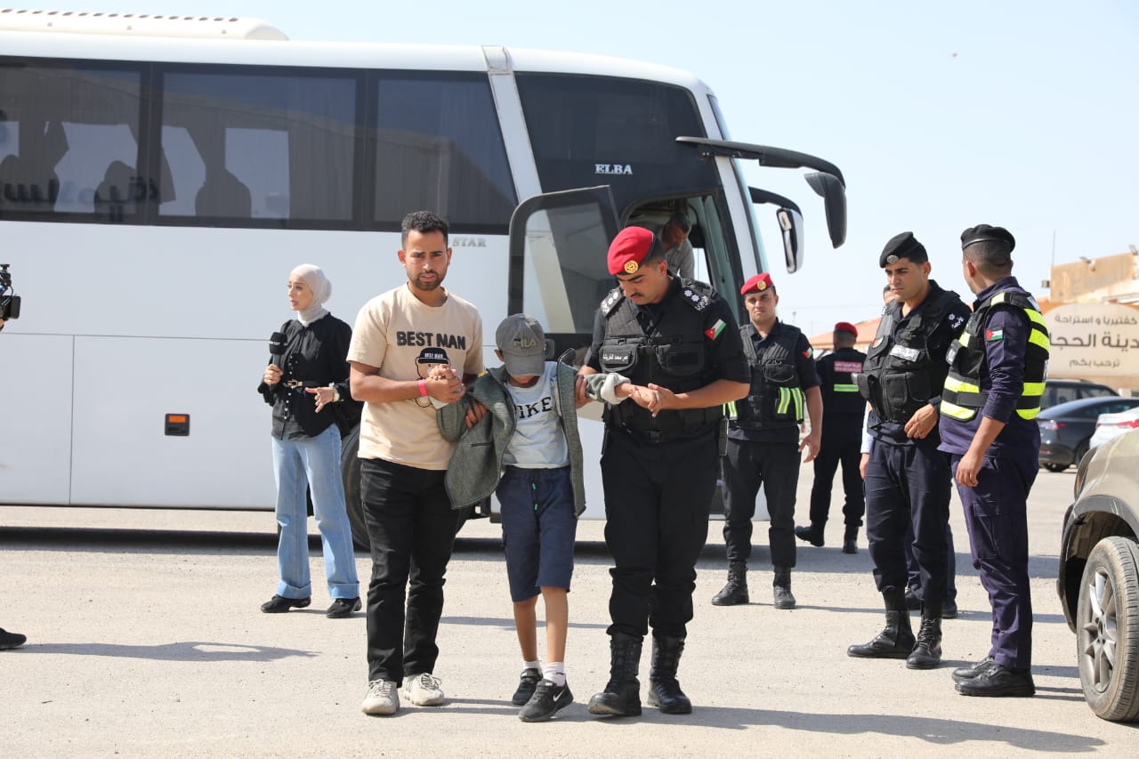 القوات المسلحة تقوم بإجلاء دفعة جديدة من أطفال غزة المرضى  ..  صور 