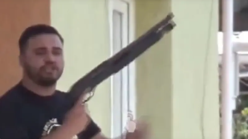 شرب الشاي وأطلق النار في فمه ..  تركي يصدم إزمير بمشهد رعب