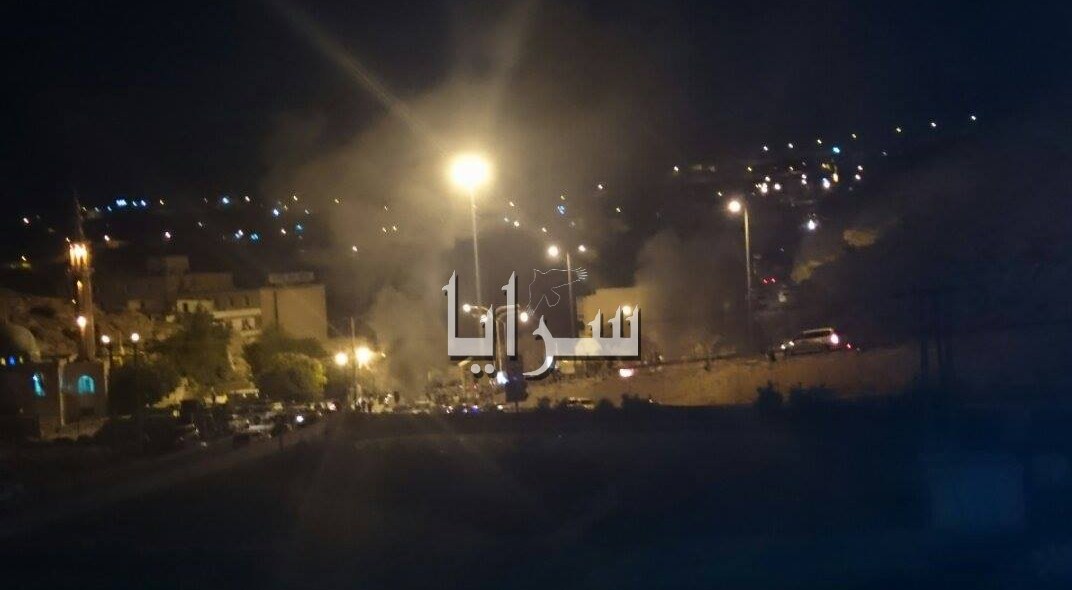 بالصور  ..  محتجّون يغلقون مدخل البترا بعد انتهاء مهلة الغاء الحجز على أموال "الآجل"