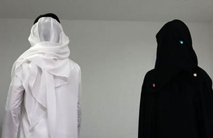 سعودية تطلب الخلع لتشبه زوجها بالنساء