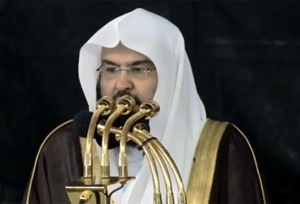 بالفيديو  ..  السديس يبايع الملك سلمان من أمام الكعبة ويدعو متأثراً للملك عبدالله