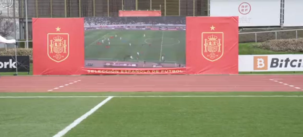 بث مباشر وشاشات عملاقة وتواصل لاسلكي ..  ثورة تكنولوجية في منتخب إسبانيا يقودها لويس إنريكي