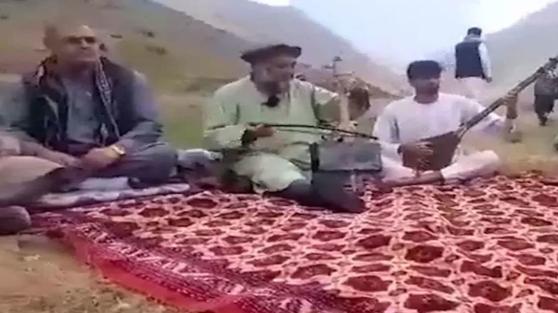 جروه من منزله وقتلوه  ..  فيديو لمغنٍ أفغاني شعبي شهير