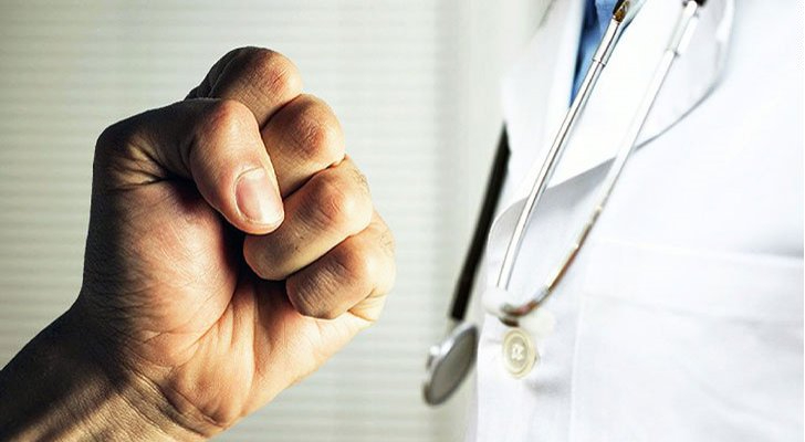 ممرض "يلكم" مدير مستشفى خاص في عمّان على "عينه" - تفاصيل 