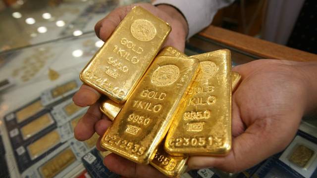 الذهب يغلق مرتفعا لكنه يسجل أول هبوط شهري في خمسة أشهر