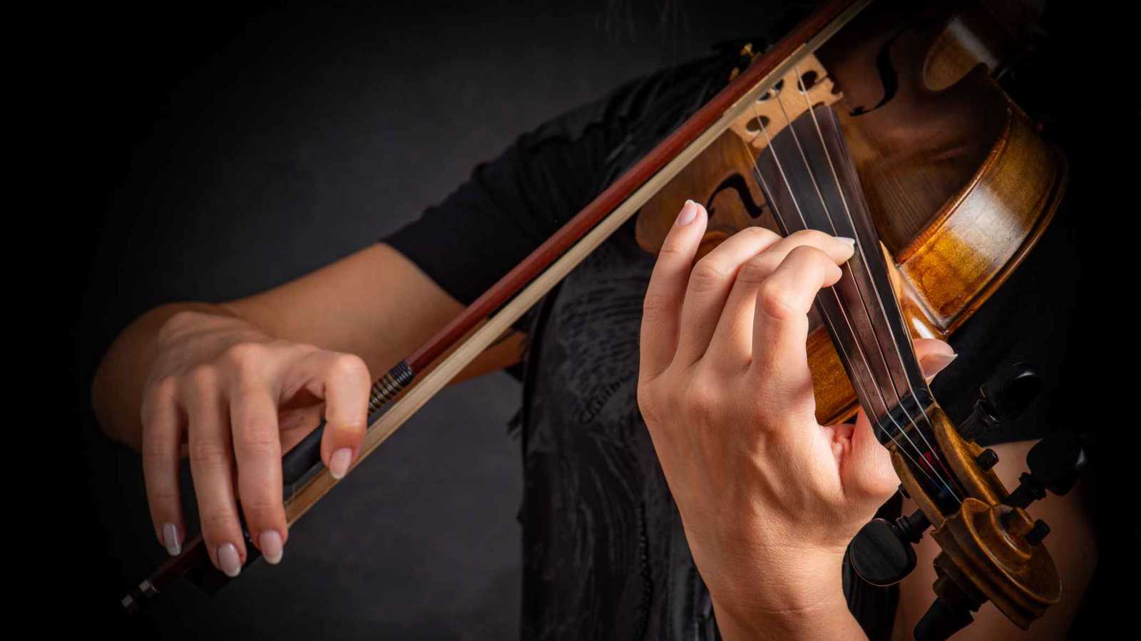 بعد إصابتها ..  عازفة كمان تكشف أسرار استوديوهات البيلاتس