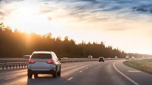 أبي يرفض إعطائي سيارة زوجي المسافر رغم حاجتي لها، فماذا أفعل؟