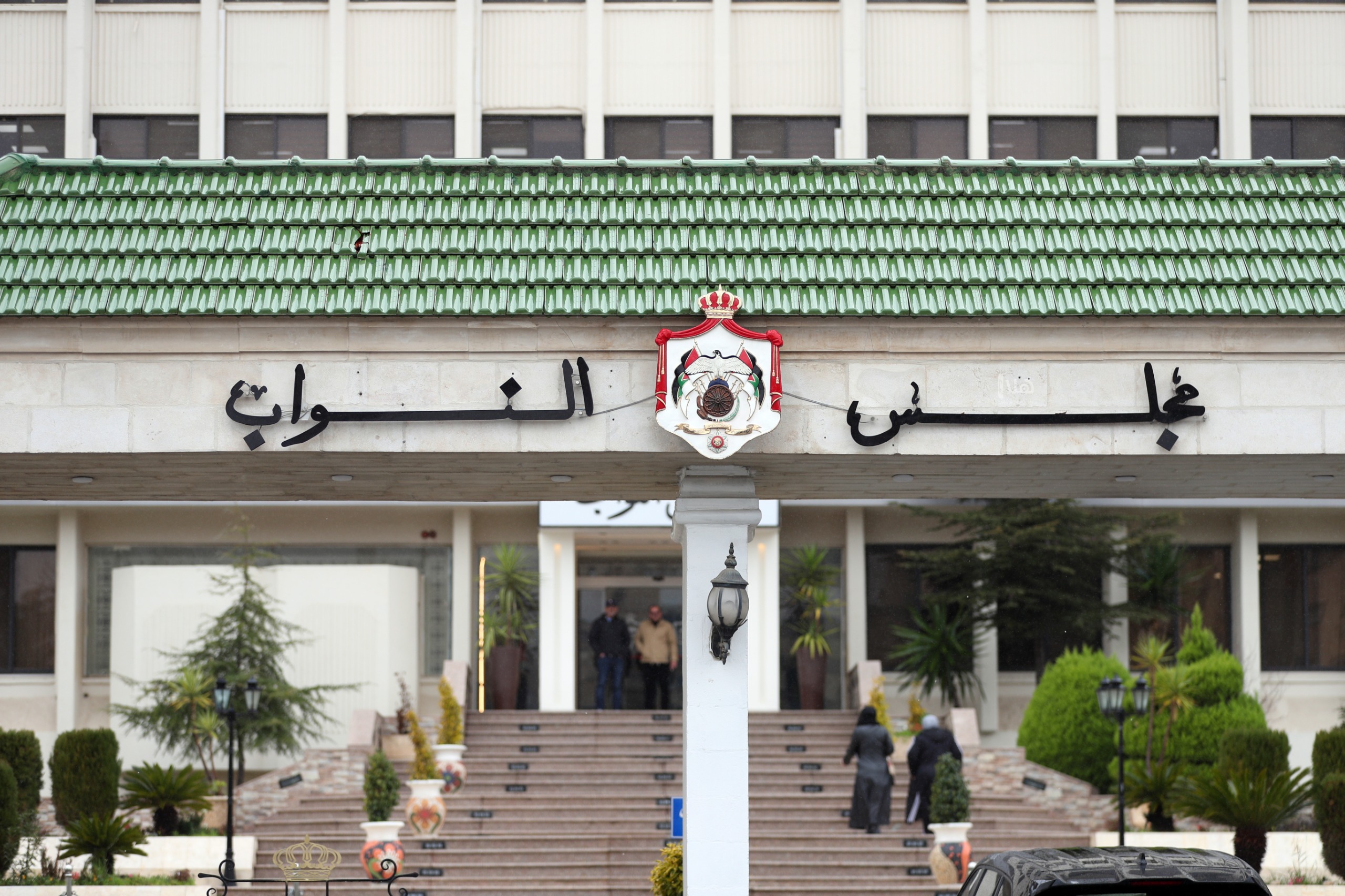 النقل النيابية تناقش مشاكل أصحاب سيارات السفريات والتدريب والتوصيل